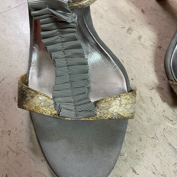 BADGLEY MISCHKA Grey Snake Leather Designer T-strap Sandals Heels 5"‎ - Picture 3 of 16